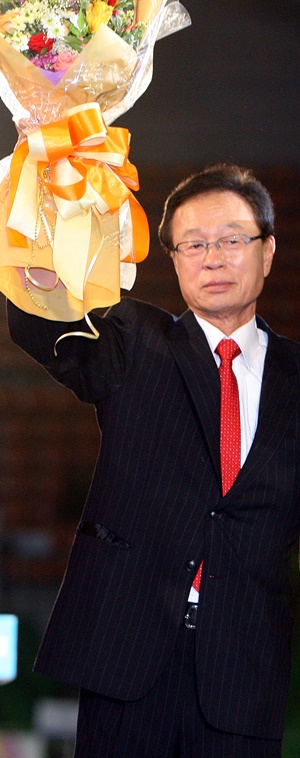 2008년 7월 3일 한나라당 신임 당대표 선출된 박희태 후보가 올림픽 체조경기장 안에서 꽃다발을 들어 올리고 있다.ⓒ연합뉴스