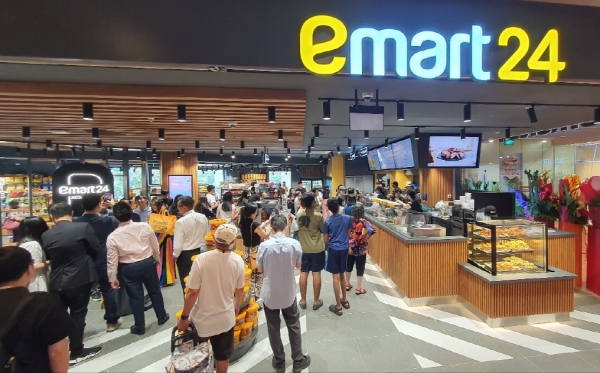 지난해 12월 23일 이마트24는 F&B 전문 '페이숑'을 비롯한 여러 투자자들의 합작 법인이자 싱가포르 현지 기업인 'Emart24 Singapore Pte. Ltd.'와 이마트24 싱가포르 1호 주롱포인트점, 2호 넥스몰점을 잇따라 오픈했다. ⓒ이마트24