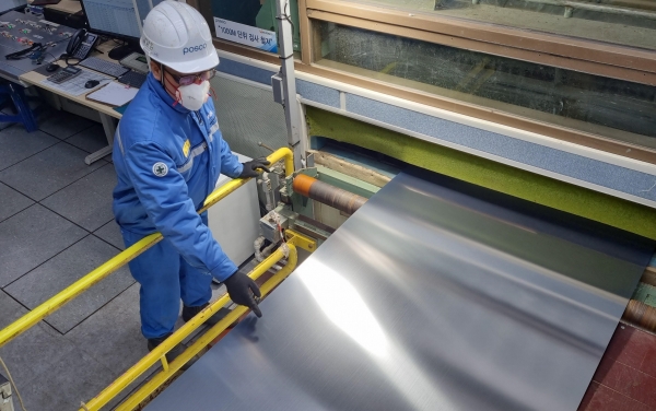 1월 19일 복구를 완료한 포항제철소 스테인리스 1냉연공장에서 제품이 생산되고 있다. ⓒ 포스코