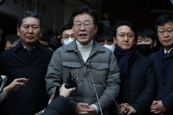 더불어민주당 이재명 대표가 18일 오후 설 명절을 앞두고 서울시 마포구 망원시장을 방문, 시장 상인들을 만난 뒤 검찰 소환에 대한 입장을 밝히고 있다.ⓒ연합뉴스