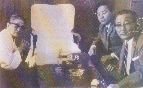 1970년 신민당 대통령 후보 경선에서 유진산(오른쪽 앞)은 YS(오른쪽 뒤)를 지원했지만, 승자는 DJ였다. 유진산·YS와 함께 앉아있는 사람은 박순천 여사 ⓒ 시사오늘DB