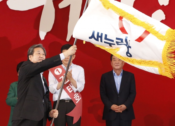 2014년 7월 새누리당 전당대회에서 출마해 치열한 선거전을 치렀던 김무성 후보가 신임 당대표로 선출된 뒤 당기를 흔들고 있다.ⓒ연합뉴스