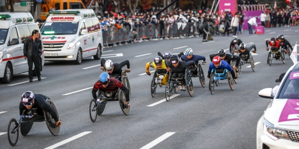 지난해 11월 6일 오전 서울 마포구 상암월드컵공원에서 열린 ‘2022 라이프플러스(LIFEPLUS) JTBC 서울마라톤’에서 휠체어 선수들이 출발하고 있다. ⓒ 뉴시스