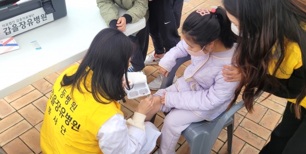 갑을장유병원은 지난 25일부터 26일까지 율하천 만남교 광장 일대에서 진행한 '율하카페거리 벚꽃축제'에 구급차량 및 의료서비스를 지원했다고 27일 밝혔다. ⓒ갑을장유병원