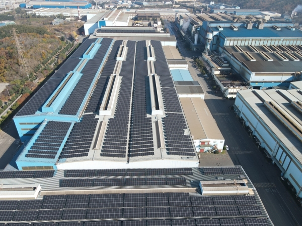 동국제강 포항공장 지붕에 설치된 태양광 자가발전 설비의 모습. ⓒ 동국제강