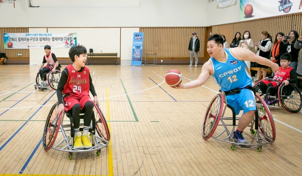 코웨이 휠체어농구단은 다가오는 장애인의 날을 맞아 프로농구 서울 SK나이츠의 주니어나이츠팀과 지난 1일 통합농구 교류 활동을 진행했다고 5일 밝혔다. ⓒ코웨이