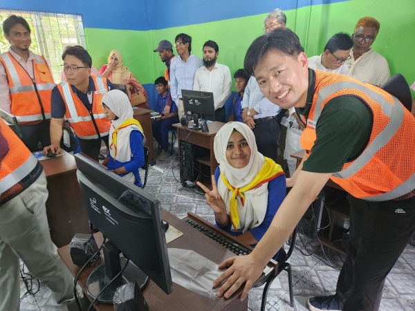 10일 방글라데시 압둘 라시드 미아 고등학교 컴퓨터실에서 한국도로공사 직원이 학생에게 컴퓨터 사용방법을 알려주고 있다.ⓒ사진제공 = 한국도로공사