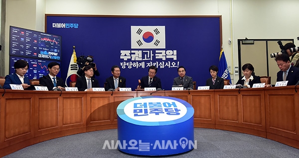 이재명 대표가 24일 서울 여의도 국회 본관에서 열린 더불어민주당 최고위원 회의에 참석해 의사봉을 두드리며 회의를 주재하고 있다.