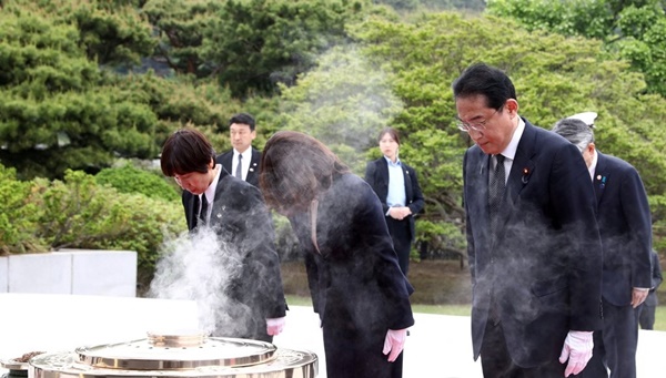 기시다 후미오 일본 총리가 방한 첫 일정으로 서울 동작구 현충원을 참배한다. 12년 만에 일본 총리가 참배하는 것으로 양국 간 셔틀외교가 복원됐다는 평가다.ⓒ연합뉴스