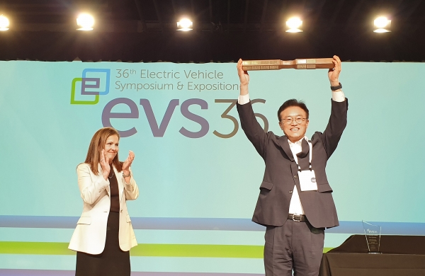 지난 14일(현지시각) 미국 캘리포니아 새크라멘토에서 진행된 EVS36 폐막식에서 선우명호 EVS37 대회장(오른쪽)이 대회 바통을 전달받는 모습. ⓒ 한국자동차공학회