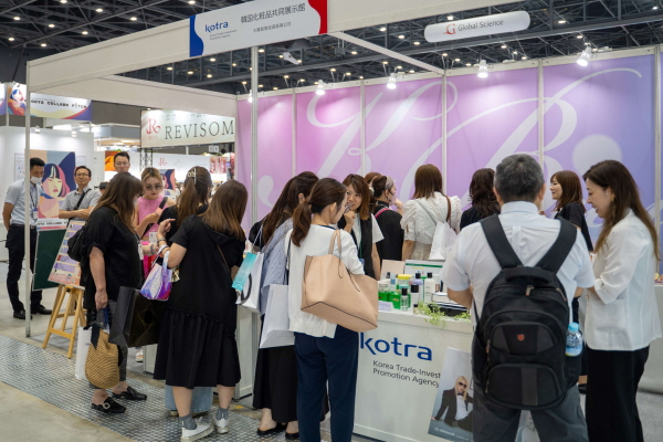 KOTRA는 24일부터 사흘간 일본 나고야에서 열리는 ‘뷰티 월드 나고야(Beauty World Nagoya)’ 전시회 내에 K-뷰티 공동전시관을 운영한다. 관람객들이 K-뷰티 전시관을 둘러보고 있다.ⓒ사진제공 = KOTRA