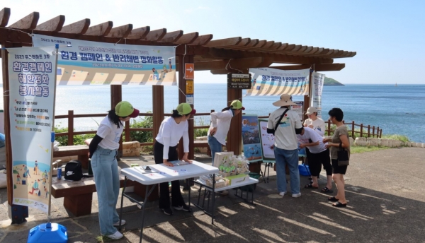 진에어가 지역 주민들과 함께 반려 해변 환경 보호 캠페인을 실시했다. ⓒ 진에어