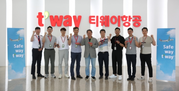 지난 21일 서울 강서구 티웨이항공 훈련센터에서 정홍근 티웨이항공 대표(가운데)와 운항본부 임직원들이 안전 운항 결의를 다지며 기념촬영을 하고 있다. ⓒ 티웨이항공