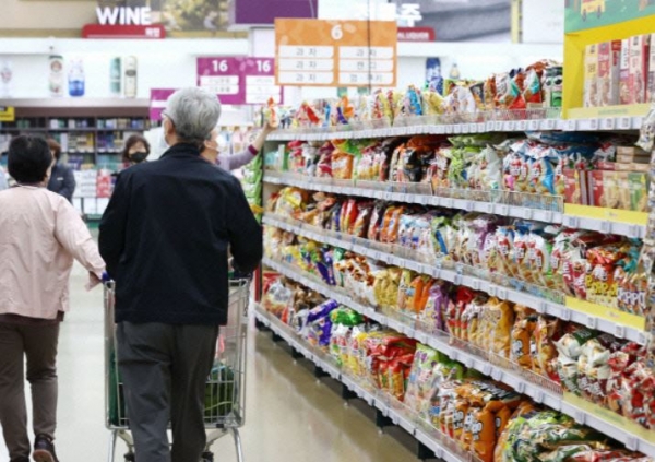 통계청 관계자는 "식료품 물가가 많이 오르면서 저소득층이 소비를 줄이는 모습"이라고 설명했다. ⓒ연합뉴스