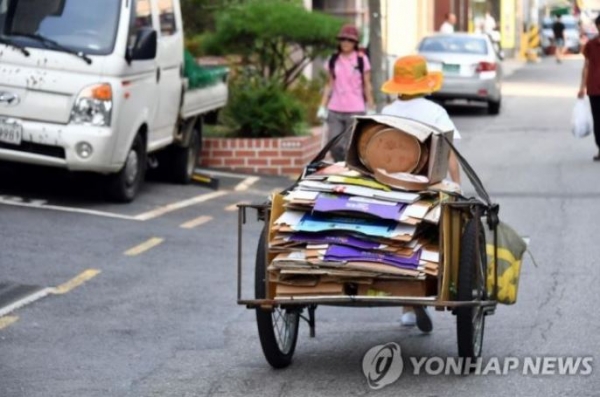 소득·자산을 고려한 실질 소득이 최저임금 수준에도 미치지 못하는 한국 노인이 3명 중 1명 이상이다. ⓒ연합뉴스