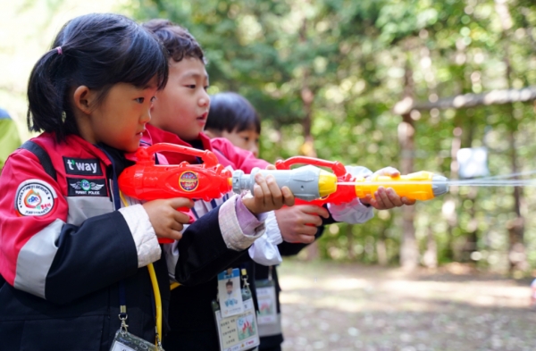 티웨이항공이 춘천 지역 어린이 대상 산불진화체험을 실시했다. ⓒ 티웨이항공