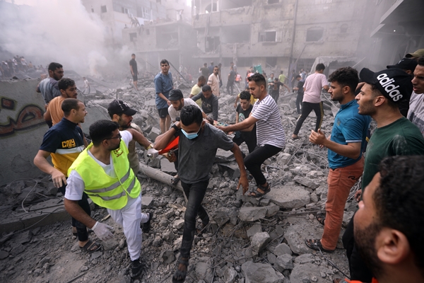 이스라엘의 치명적인 공습이 계속되는 가운데 지난 12일(현지시간) 팔레스타인 사람들이 가자지구 남부에서 이스라엘의 공습으로 부상당한 한 남성을 들것에 옮기고 있다. ⓒ 연합뉴스 UPI