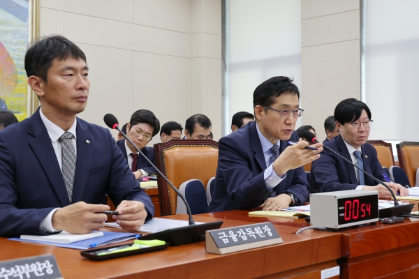 27일 국회에서 열린 국정감사에 참석한 김주현 금융위원장(가운데)이 의원들의 질문에 답변하고 있다. ⓒ연합뉴스