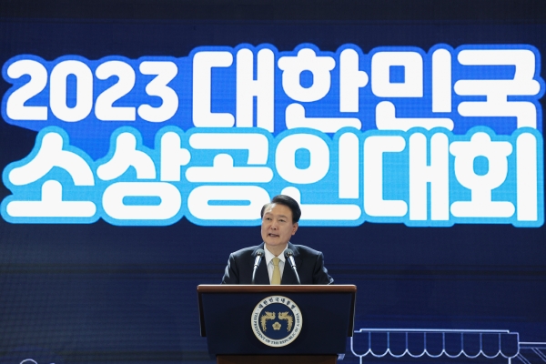 윤석열 대통령이 3일 일산 킨텍스에서 열린 ‘2023 대한민국 소상공인대회’에서 축사를 하고 있다. ⓒ대통령실