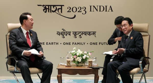 지난 9월 윤석열 대통령과 기시다 후미오 일본 총리가 G20 정상회의에서 대화를 나누고 있다. ⓒ연합뉴스