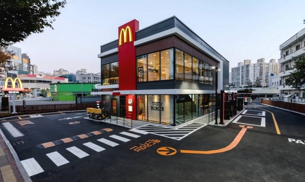[보도사진1] 맥도날드는 경상북도 경산시 최초 매장인 ‘경산정평DT점’을 내일(17일) 신규 오픈하며 고객 맞이에 나선다고 밝혔다