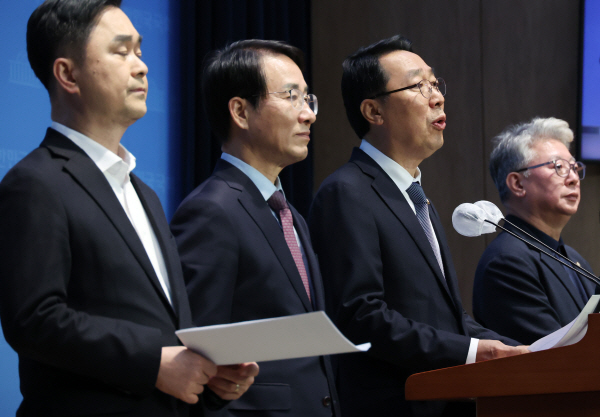 더불어민주당 김종민(왼쪽부터), 이원욱, 윤영찬, 조응천 의원이 16일 국회 소통관에서 을 하고 있다.ⓒ연합뉴스