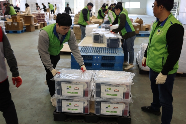 LH한국토지주택공사 임직원들이 구호물품을 제작하고 있는 모습. ⓒ사진제공 = 희망브리지