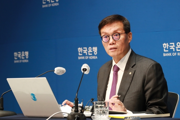 30일 이창용 한국은행 총재가 오전 서울 중구 한국은행에서 열린 통화정책방향 기자간담회에서 발언하고 있다.