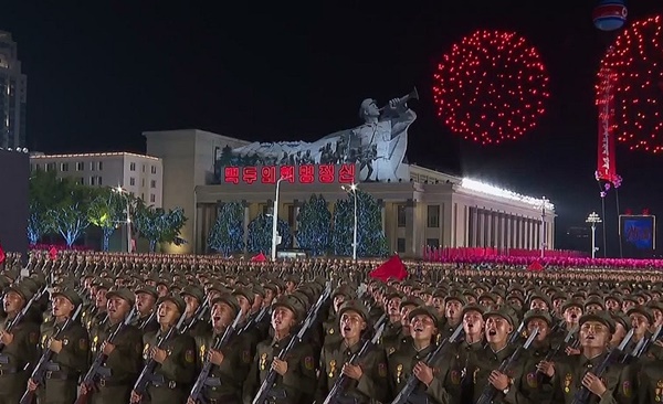 북한 김정은은 올해 신년사에서 남침 적화통일을 노골적으로 다시 들고 나왔다. 사진은 민방위무력 열병식이 김일성광장에서 개최되고 있다.ⓒ연합뉴스(조선중앙TV 화면)