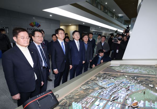 김관영 전북도지사와 박상우 국토교통부 장관이 국가식품클러스터 현장을 방문했다. ⓒ전북도청