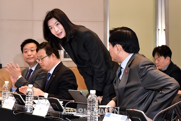 정신아 카카오 대표 내정자가 19일 오전 서울 영등포구 FKI타워컨퍼런스센터에서 열린 제5차 인공지능 최고위 전략대화에서 인사를 하고 있다.