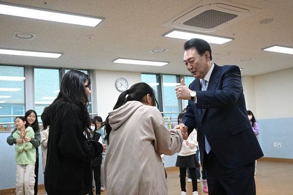 윤석열 대통령이 5일 경기도 하남시 신우초등학교에서 늘봄학교 참가 학생들과 인사를 나누고 있다. ⓒ연합뉴스