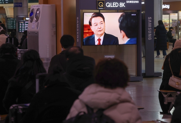 지난 7일 오후 서울역 대합실에서 시민들이 KBS를 통해 녹화 방송되고 있는 윤석열 대통령의 특별 대담을 시청하고 있다. ⓒ 연합뉴스