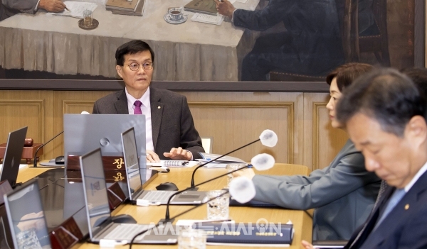 이창용 한국은행 총재가 22일 오전 서울 중구 한국은행에서 열린 금융통화위원회에서 회의를 주재하고 있다.