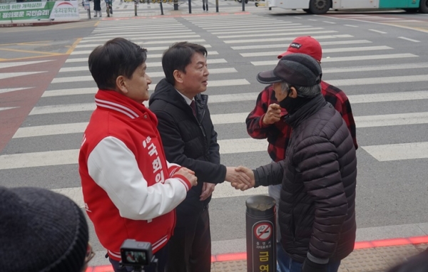 선거사무소 개소식이 끝난 뒤 안철수 의원과 함께 지역주민에게 인사를 하고 있다.ⓒ사진제공 : 김도식 예비후보 캠프