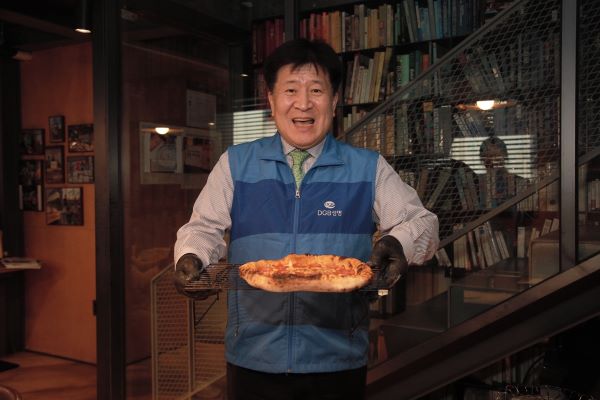 김성한 DGB생명 CEO가 지난 11일 서울 중구 회현동 검벽돌집에서 진행된 피자 만들기 체험에서 포즈를 취하고 있다. ⓒDGB생명