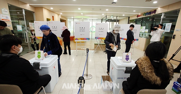 제22대 국회의원 선거 사전투표가 시작된 5일 서울 서초구 내곡동 열린문화센터에 마련된 내곡동사전투표소에서 시민들이 투표를 하고 있다. ⓒ 시사오늘 권희정 기자