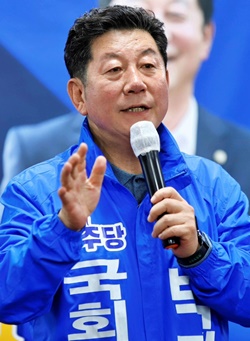 더불어민주당 박재호 부산 남구 후보가 22대 총선 유세장에서 지지를 호소하고 있다. ⓒ박재호 페이스북 갈무리