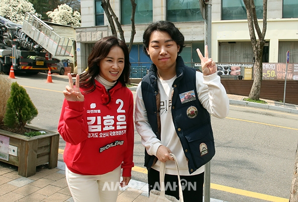 국민의힘 김효은 경기 오산시 후보가 한신대학교 학생과 사진을 찍고 있다. ⓒ시사오늘 권희정 기자