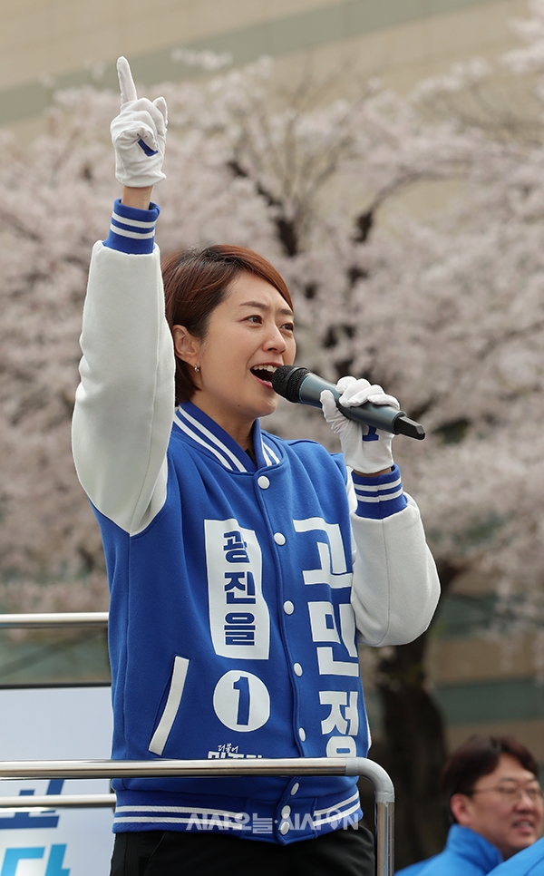 제22대 국회의원 선거 사전투표 이틀째인 6일 오후 서울 광진구 건대입구사거리에서 고민정 더물어민주당 광진을 후보가 유권자들에게 지지를 호소하고 있다.