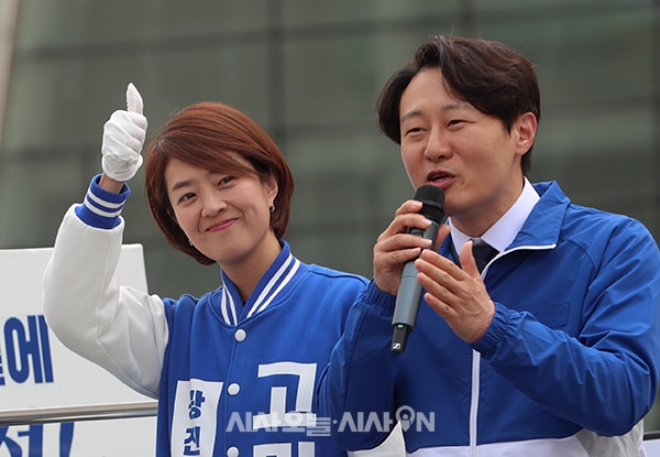 제22대 국회의원 선거 사전투표 이틀째인 6일 오후 서울 광진구 건대입구사거리에서 고민정 더물어민주당 광진을 후보가 지원유세를 나온 이탄희 의원과 함께 유권자들에게 지지를 호소하고 있다.