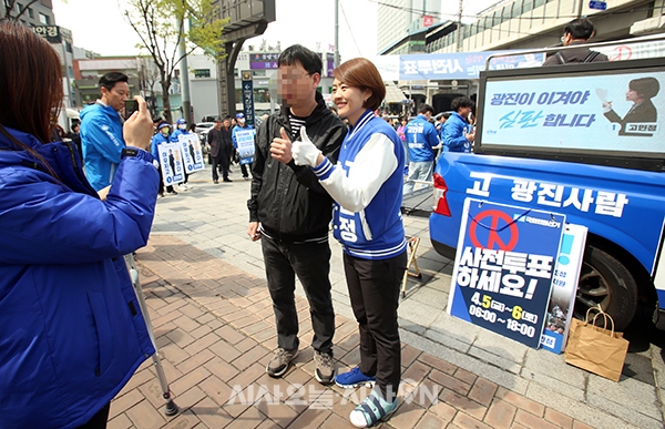 제22대 국회의원 선거 사전투표 이틀째인 6일 오후 서울 광진구 건대입구사거리에서 고민정 더물어민주당 광진을 후보가 유권자들에게 지지를 호소하며 사진을 찍고 있다.