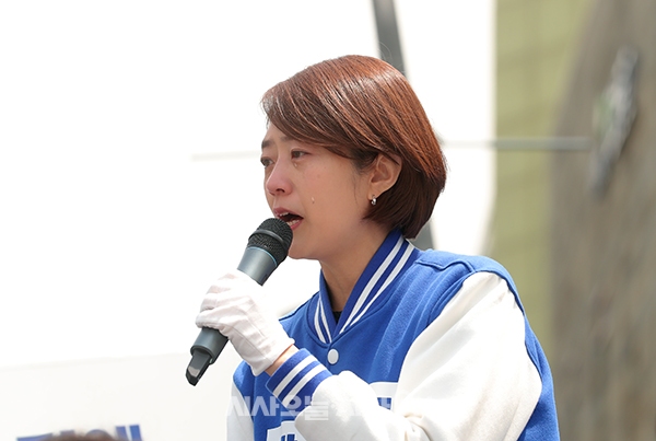 제22대 국회의원 선거 사전투표 이틀째인 6일 오후 서울 광진구 건대입구사거리에서 고민정 더물어민주당 광진을 후보가 유권자들에게 눈물을 흘리며 지지를 호소하고 있다.