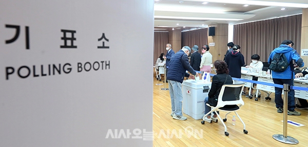 제22대 국회의원선거 본투표 날인 10일 오전 서울 영등포구 여의동 주민센터에 설치된 제2투표소를 찾은  유권자가 투표를 하고 있다.