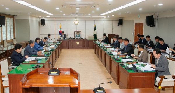 김제시의회가 15일 의회 소회의실에서 4월 2차 정례 의원간담회를 열고 안건을 논의했다. ⓒ김제시의회