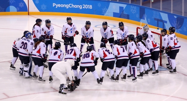 평창 동계올림픽 여자 아이스하키 단일팀 논란은 20대가 문재인 정부의 공정성을 처음으로 의심했던 사건이었다. ⓒ뉴시스