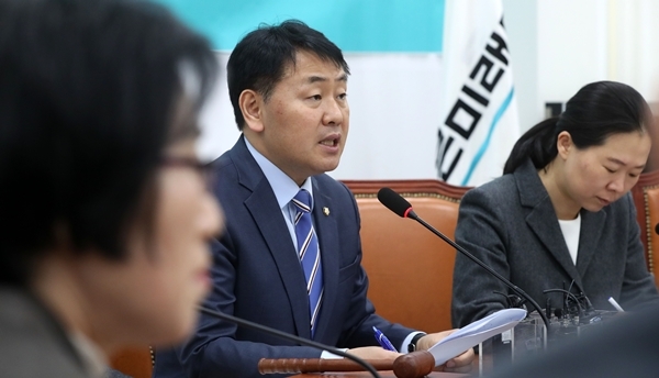 바른미래당 김관영 원내대표가 19일 오전 국회에서 열린 원내대책회의에서 모두발언을 하고 있다.ⓒ뉴시스