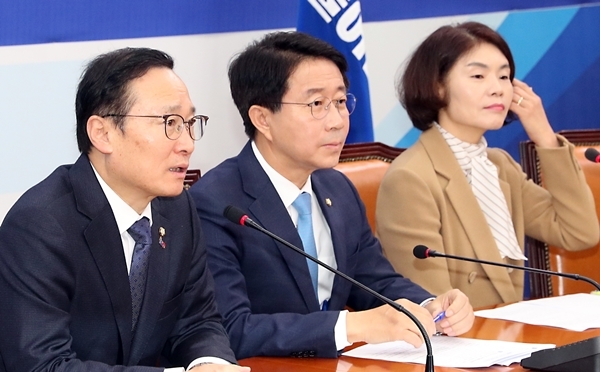 21일 서울 국회에서 열린 더불어민주당 정책조정회의에서 홍영표 원내대표가 모두발언을 하고 있다. ⓒ뉴시스