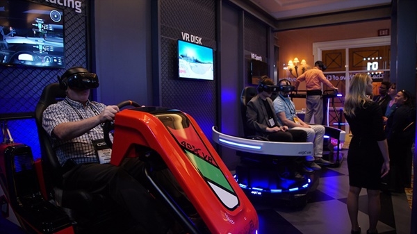 지난해 열린 ‘2018 시네마콘’에서 CJ CGV 시연 부스를 방문한 참관객들이 4DX VR 어트랙션을 즐기는 모습 ⓒ CJ CGV