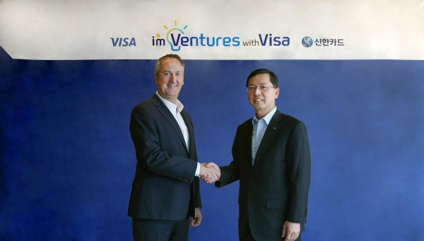 신한카드(사장 임영진)는 Visa Korea(사장 패트릭 윤) 와 핀테크 산업의 발전과 스타트업 생태계 활성화를 위한 스타트업 지원 프로그램인 'I'm Ventures with Visa'를 공동 운영하기로 합의했다고 17일 밝혔다. 서울 소공동 롯데호텔에서 임영진 신한카드 사장(오른쪽)과 크리스 클락 Visa Asia Pacific 총괄대표(왼쪽)가 기념촬영을 하고 있다. ⓒ신한카드
